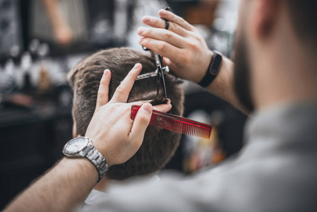 理发师用剪刀理发 柔和的焦点照片