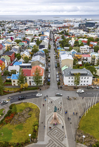 冰岛雷克雅未克市的图片鸟瞰图。市区，中心街道，城市以外的山脉和海洋风光..雷克雅未克Hallgrimskirkja大教堂顶部的景