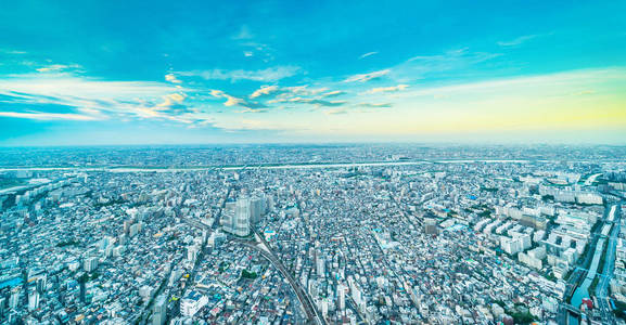 亚洲房地产和企业建设的商业理念日本东京黄昏天空和金色阳光下城市天际线全景