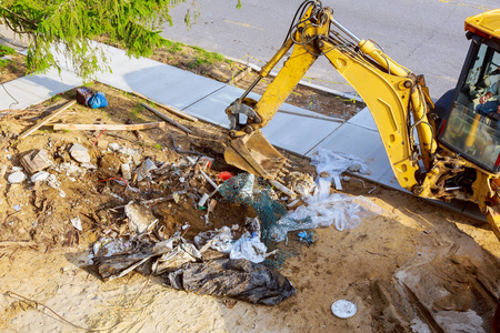 挖掘机在垃圾场工作。城市垃圾。土壤污染。