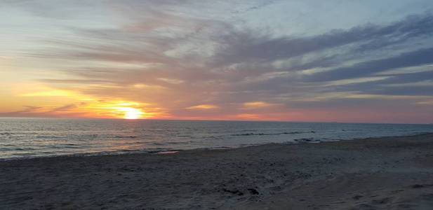 波罗的海海滩海滨海岸线在日落在夏季傍晚。