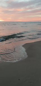 波罗的海海滩海滨海岸线在日落在夏季傍晚。