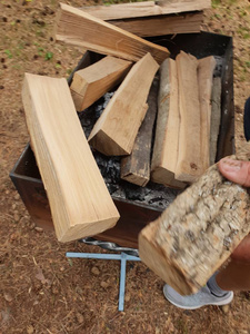 木柴正在为火灾做好准备。 准备木棒，在野营场所点燃篝火。