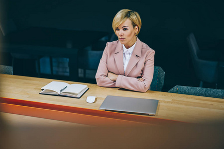 一位经验丰富的女教授,上课时双手交叉,直视对方.