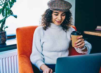 无忧无虑的女性青少年使用笔记本电脑和良好的wifi连接更新社交网络中