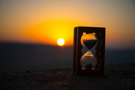 时光流逝的沙漏云. 一个沙漏在明亮的蓝天前面,白云飘过. 时间概念.