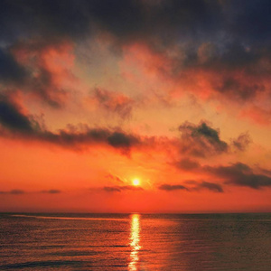 海滩海边美丽的日出日落。 夏季浪漫景观概念。