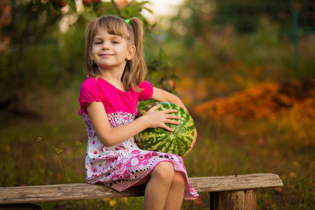 抱着西瓜的女孩图片