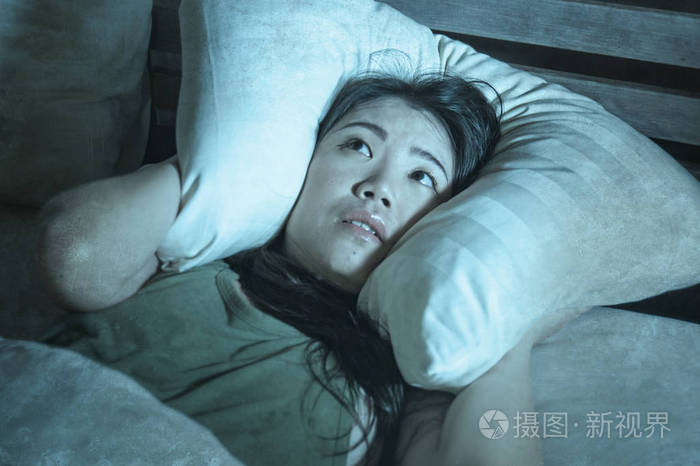 绝望抑郁悲伤恐惧害怕时钟显示 2 上午和女人在床上睡不着觉年轻的