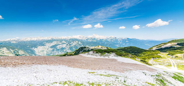 沃格尔附近斯洛文尼亚山脉的旅游路径。 山顶的小径绿草压着蓝天。 在欧洲徒步旅行。 特里格拉夫国家公园朱利安阿尔卑斯山
