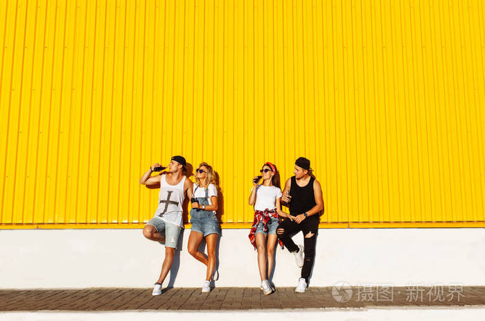 心情开朗, 晴天, lifestyl 概念在一群朋友的背景下,一群年轻人拿着