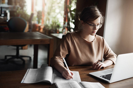 学习作文可爱的勤劳的女人做笔记, 从互联网网站复制