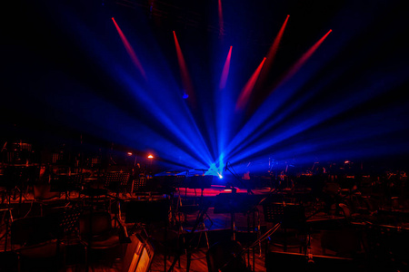 明亮的彩色聚光灯弥漫在黑暗中. 舞台摇滚音乐会的灯光. 照明设备.