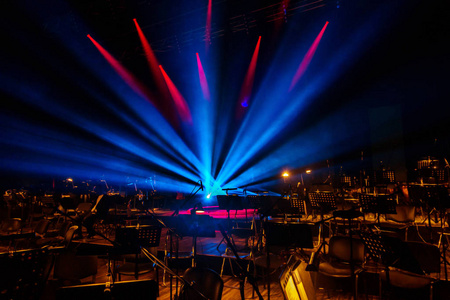 明亮的彩色聚光灯弥漫在黑暗中. 舞台摇滚音乐会的灯光. 照明设备.