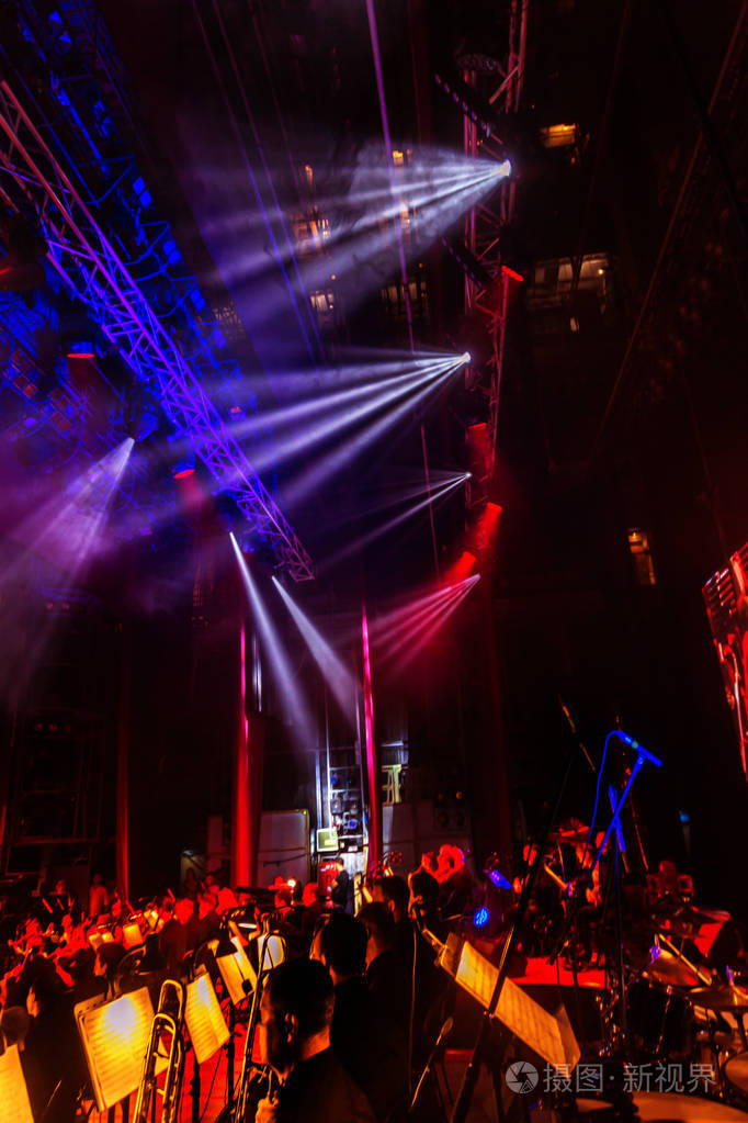 舞台摇滚音乐会的灯光. 照明设备. 剧院照明系统中的几台投影仪