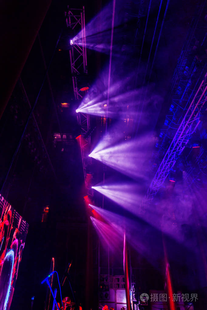 舞台摇滚音乐会的灯光. 照明设备. 剧院照明系统中的几台投影仪