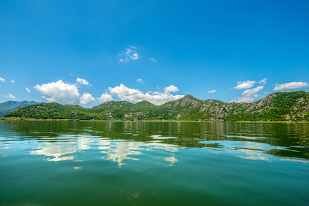 黑山景观公园。 一个宁静的湖泊的美丽景观，周围是群山，长满了水植被。