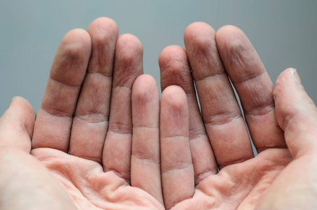 起皱的手掌平底鞋概念照片