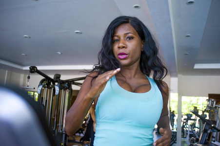 室内健身房肖像年轻迷人的黑人非洲美国妇女在健身俱乐部辛勤训练，全身出汗，跑步机，跑步锻炼，身体护理和跑步健康生活方式概念