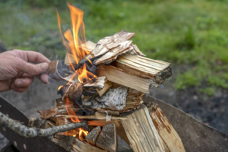 烧烤准备过程中，木材火焰在Brazier燃烧。