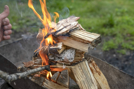 烧烤准备过程中，木材火焰在Brazier燃烧。