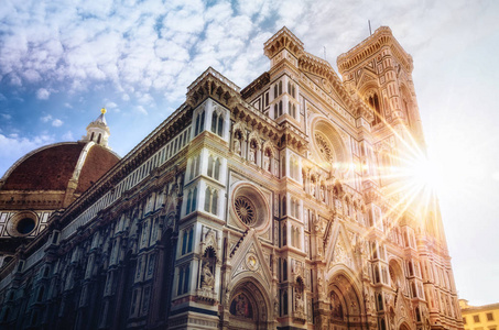 意大利佛罗伦萨著名的圣玛丽亚圣母教堂圣玛丽花在日落时的正面，有吉奥托钟楼和布鲁内尔斯基穹顶