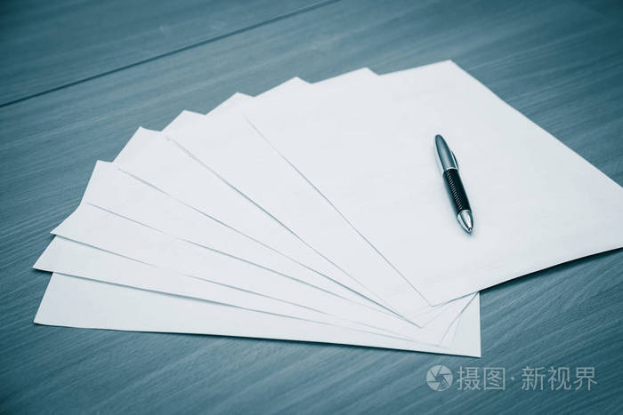 空床单和桌子上的一支笔