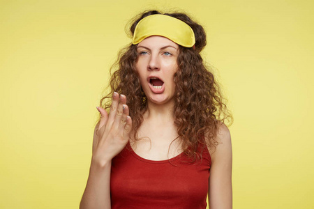 蓝眼睛漂亮的高加索女人想睡得很糟糕. 觉醒的概念.照片