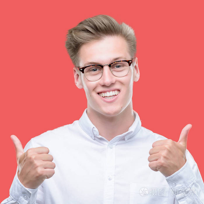 用欢快的表情看着相机,胜利者的手势.