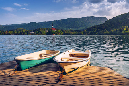斯洛文尼亚湖流血。 美丽的山带着小朝圣教堂。 最著名的斯洛文尼亚湖和岛屿流血朝圣教堂假设玛丽亚。 雪橇斯洛文尼亚。