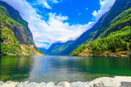 世界著名的峡湾，壮观的瀑布，呼吸，观点徒步旅行与峡湾景观贝尔根城市挪威。