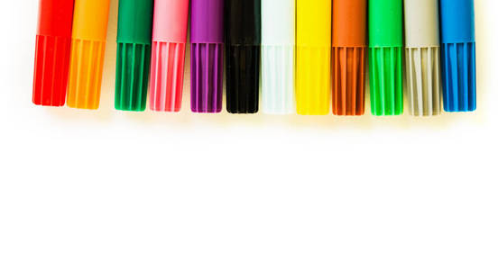 彩色标记笔在孤立的背景上排队。 生动的荧光笔和复制空间，为您的设计或蒙太奇。 从上面看。
