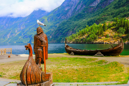 贝根市挪威湖畔的维京船。
