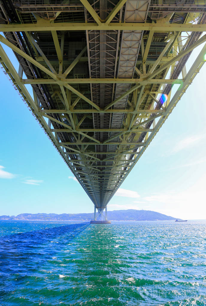 大石开教大桥横跨从阿瓦吉岛到神户日本的塞托内海.