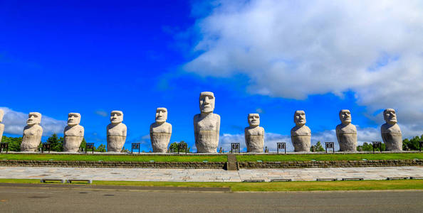 日本北海道马戈马奈墓地的莫伊雕像。