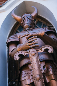 骑士身穿盔甲,手持双手剑照片