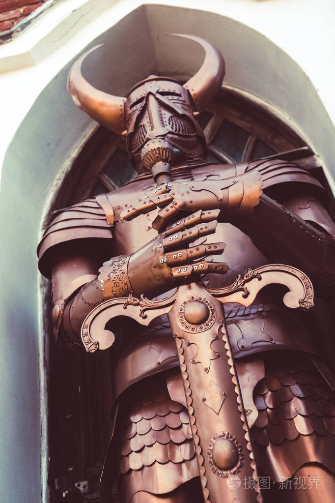 骑士身穿盔甲,手持双手剑