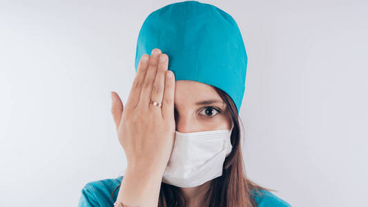 一位友好微笑的医生妇女或穿白色医疗制服的护士的肖像，隔离在白色背景上，并有复制空间。 保健和医学概念