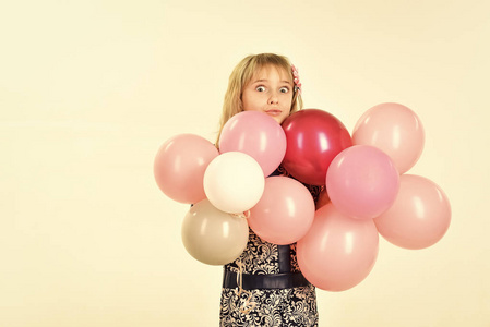 美丽和时尚, 强力粉彩。小女孩与发型举行气球。生日, 幸福, 童年, 看。生日时带气球的孩子。小女孩与党气球, 庆祝