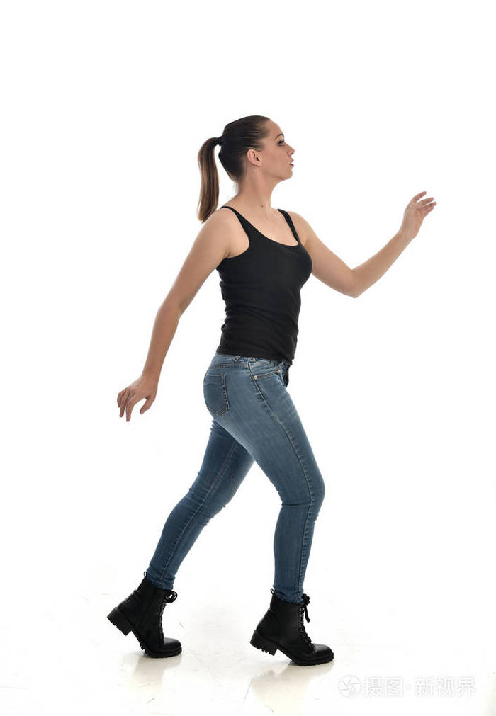 站立姿势侧轮廓. 孤立在白色工作室背景上.