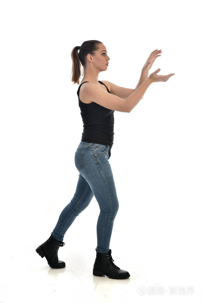 站立姿势侧轮廓. 孤立在白色工作室背景上.