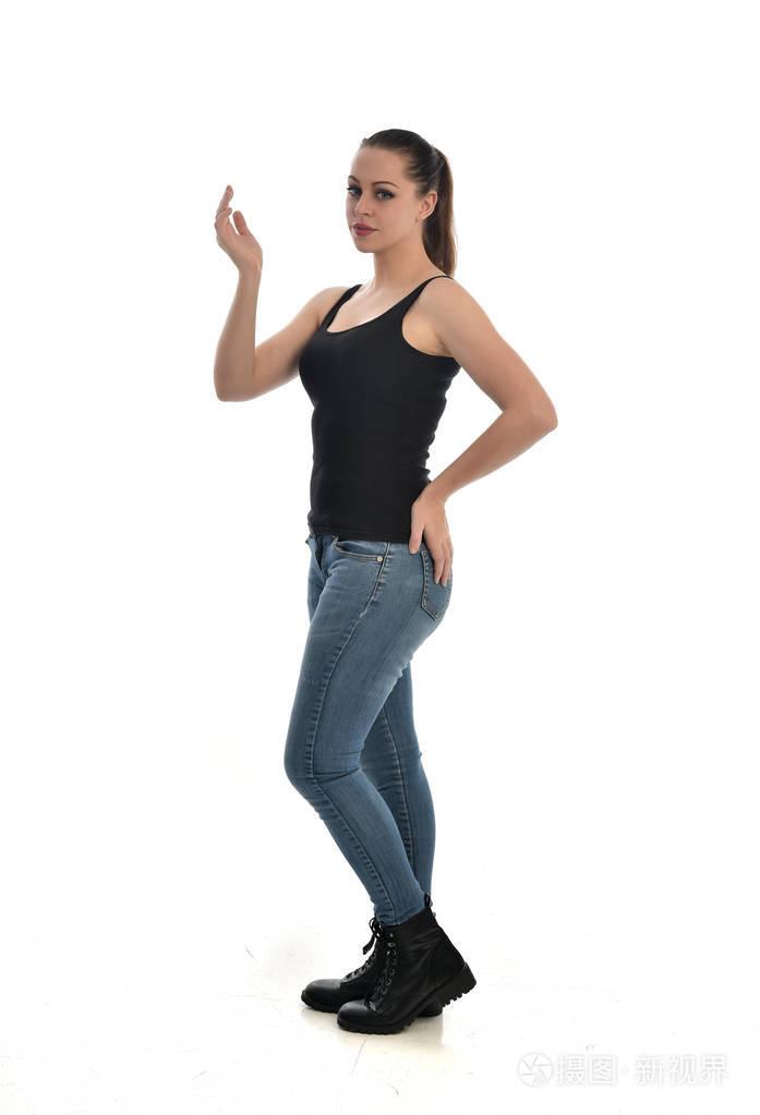 站立姿势侧轮廓. 孤立在白色工作室背景上.