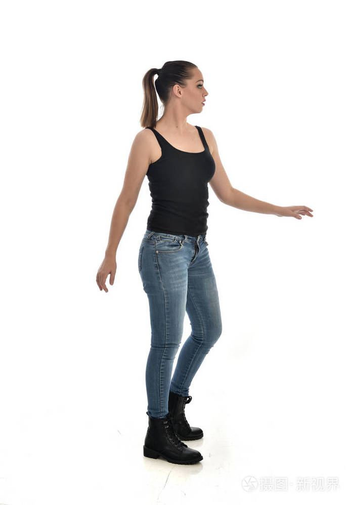 站立姿势侧轮廓. 孤立在白色工作室背景上.
