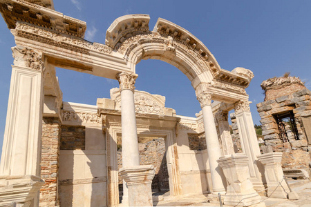 以弗所E FES考古土拨鼠192018年8月Celsus图书馆，以弗所Celsus图书馆的正面和庭院是一个古希腊和罗马结构