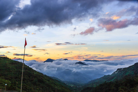 萨帕的山和云是越南著名的旅行