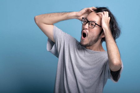 非常令人惊讶的亚洲年轻臀部与手接触头发令人震惊的表情半身体射击.