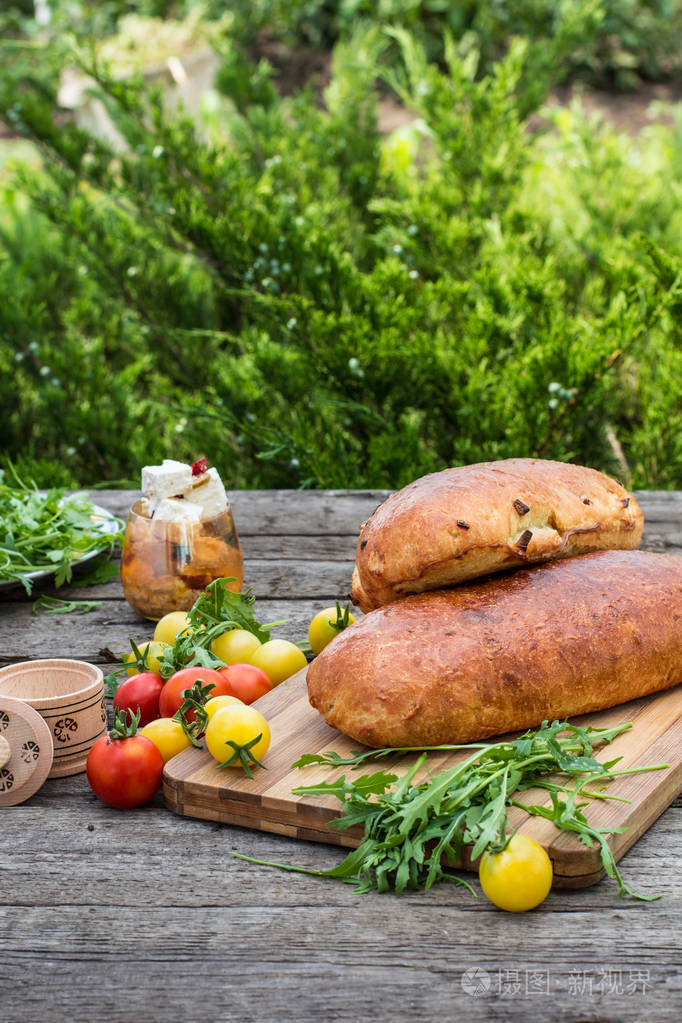 芝士配橄榄和干西红柿.野餐, 户外晚餐.食物的静物