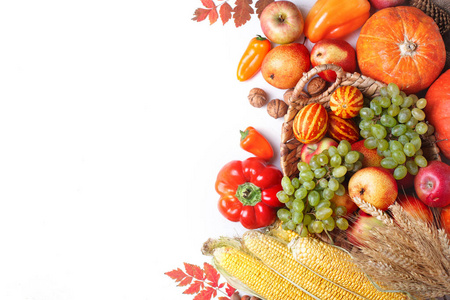 感恩节快乐的背景下, 餐桌上点缀着南瓜玉米水果和秋叶。丰收节。从顶部的视图。水平。具有复制空间的背景