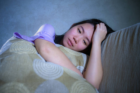 亚洲妇女家庭主妇清洁沙发在家图片