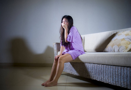 孤独的感觉悲伤和忧虑痛苦和消沉女人在床上感觉孤独与悲伤年轻的疯狂